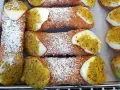 Pyszne cannoli, idealne na deser. Ten przepis na cannoli to gwarancja sukcesu. Posypane cukrem pudrem i pistacjami.