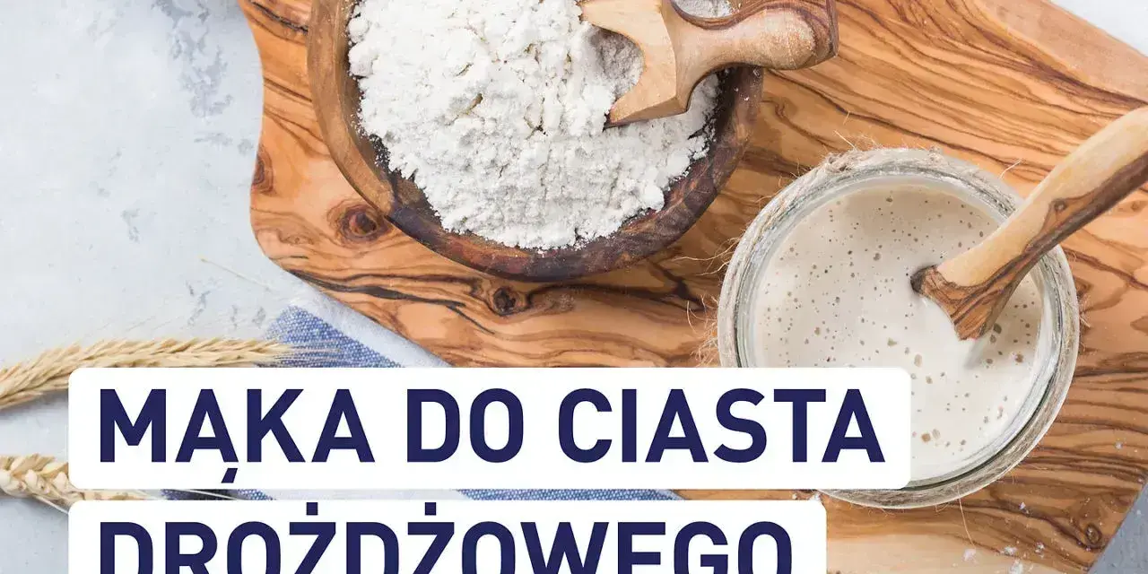 Mąka do ciasta drożdżowego: biała mąka w drewnianej misce i zakwas w słoiku, gotowe do pieczenia.