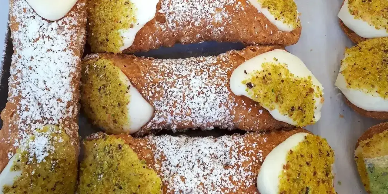 Pyszne cannoli, idealne na deser. Ten przepis na cannoli to gwarancja sukcesu. Posypane cukrem pudrem i pistacjami.
