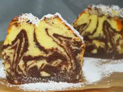 Wilgotna babka marmurkowa na oleju, z pięknymi wzorami czekoladowymi i waniliowymi, posypana cukrem pudrem.