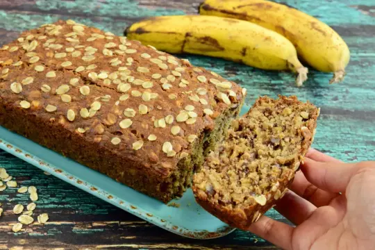Szybkie fit ciasto bananowe z płatkami owsianymi, pachnące i wilgotne, idealne na zdrową przekąskę.