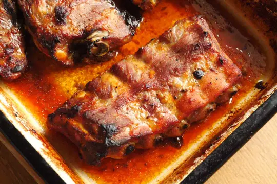 Żeberka Ania gotuje w sosie własnym, pieczone na złoto w blaszce.