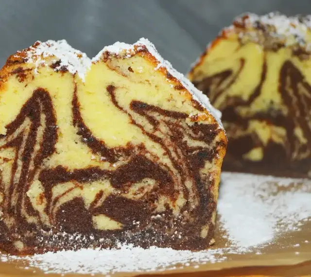 Wilgotna babka marmurkowa na oleju, z pięknymi wzorami czekoladowymi i waniliowymi, posypana cukrem pudrem.