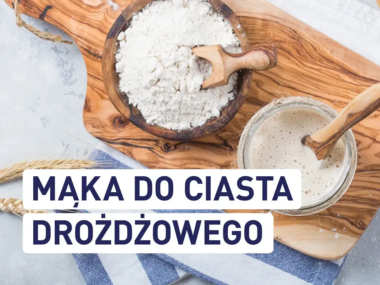 Mąka do ciasta drożdżowego w drewnianej misce obok zakwasu. Idealna mąka do puszystych wypieków.